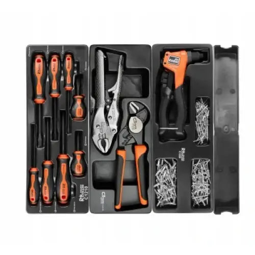 Verktøyskap Richmann, oversiktsbilde av sort verktøysett med oransje håndtak, spikerpistol og stifter.