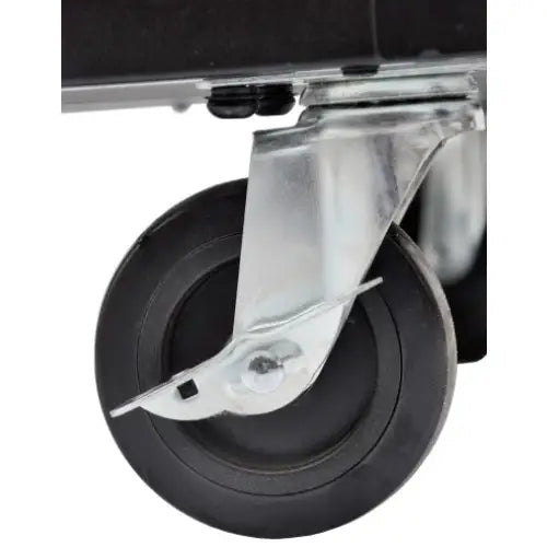 Verktøyskap Richmann, detalj av sort hjul med sølvfarget feste og låsemekanisme på hardt gulv.