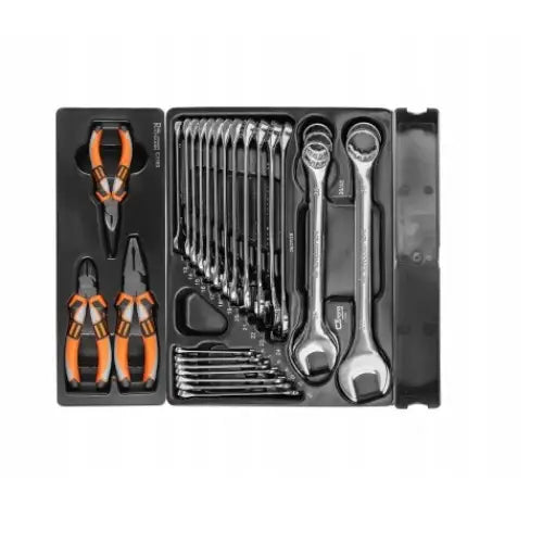 Sort plastetui med håndverktøy, to oransje tenger og krom kombinasjonsnøkler sett ovenfra.