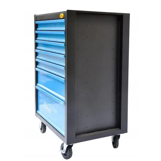 Verktøyskap Richmann med 7 skuffer, blå og svart metall, sett skrått med synlige hjul og håndtak.