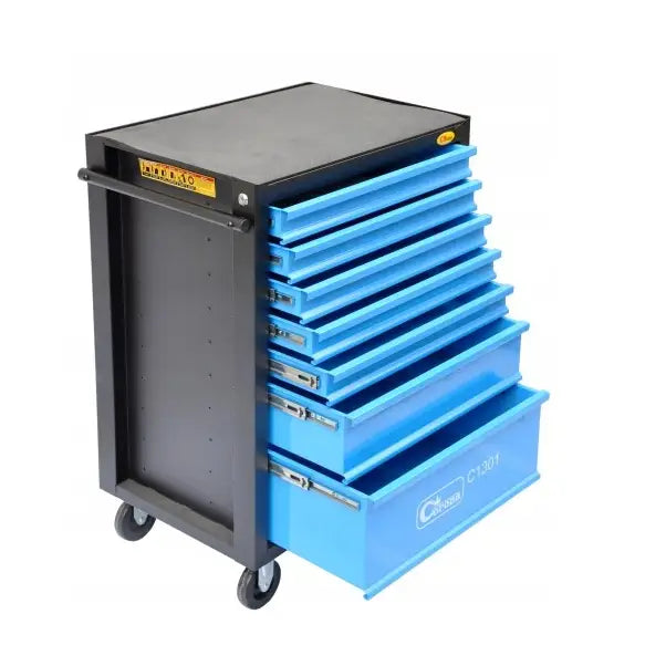 Verktøyskap Richmann med 7 skuffer, skrå sidevisning med åpne skuffer og hjul for mobilitet.