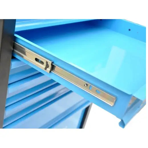 Verktøyskap Richmann, nærbilde av uttrekt blå metallskuff med synlig skuffeskinne, flere skuffer bak.