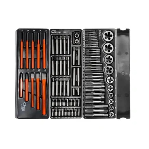 Gjengetapp- og gjengetangsett i sort og oransje, nøye organisert i åpen plastboks med tilbehør, sett ovenfra.