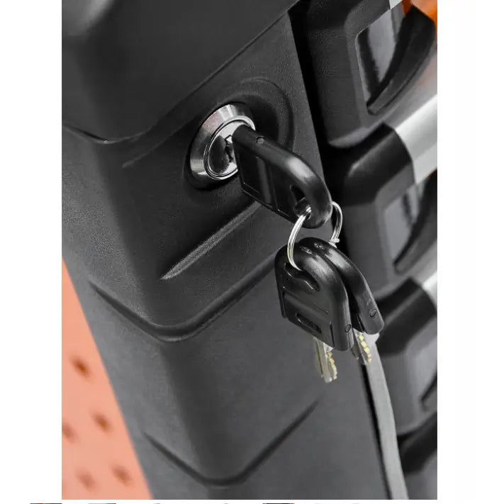 Verktøyskap Richmann, nærbilde av sort lås med to nøkler festet på plastkassehjørne.