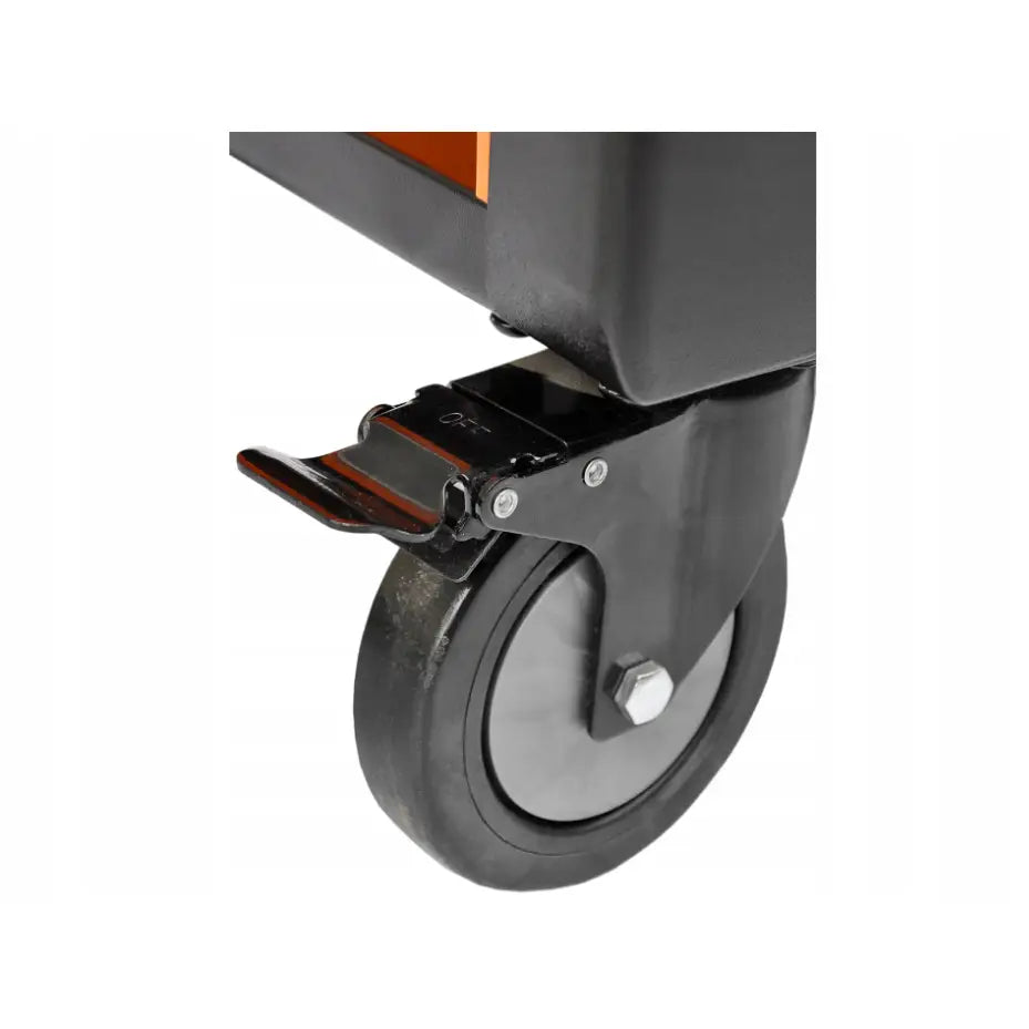 Svinghjul til verktøyskap, nærbilde som fremhever hardplast, metallfelg, bremsepedal og hjulbolt mot lys bakgrunn.