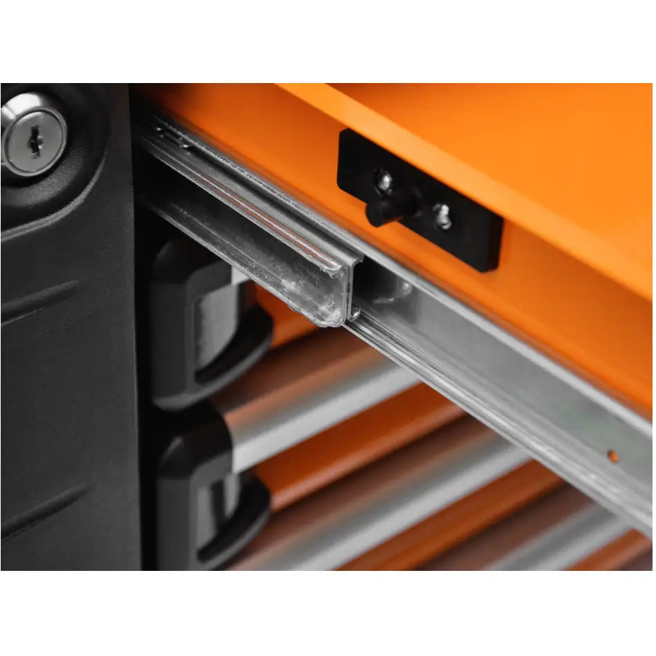 Verktøyskap Richmann, nærbilde av skuff med oransje detaljer, fokus på låsemekanisme og solide håndtak.