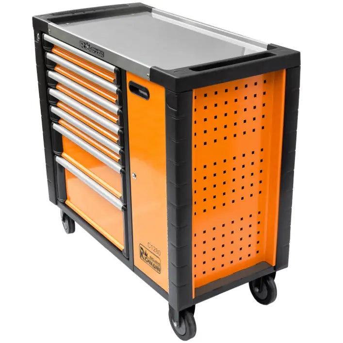 Verktøyskap Richmann, oransje og svart vogn med seks sølvskuffer, hjul og perforert sidepanel, skrå frontvisning.
