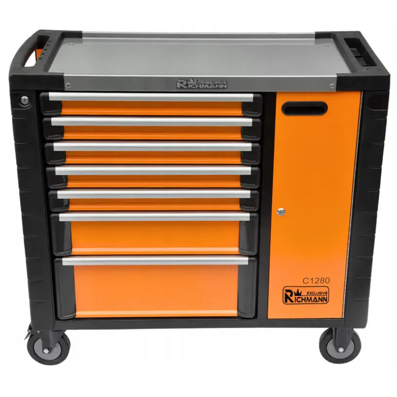 Verktøyskap Richmann vogn, oransje og svart, frontbilde med syv skuffer, siderom og fire hjul.
