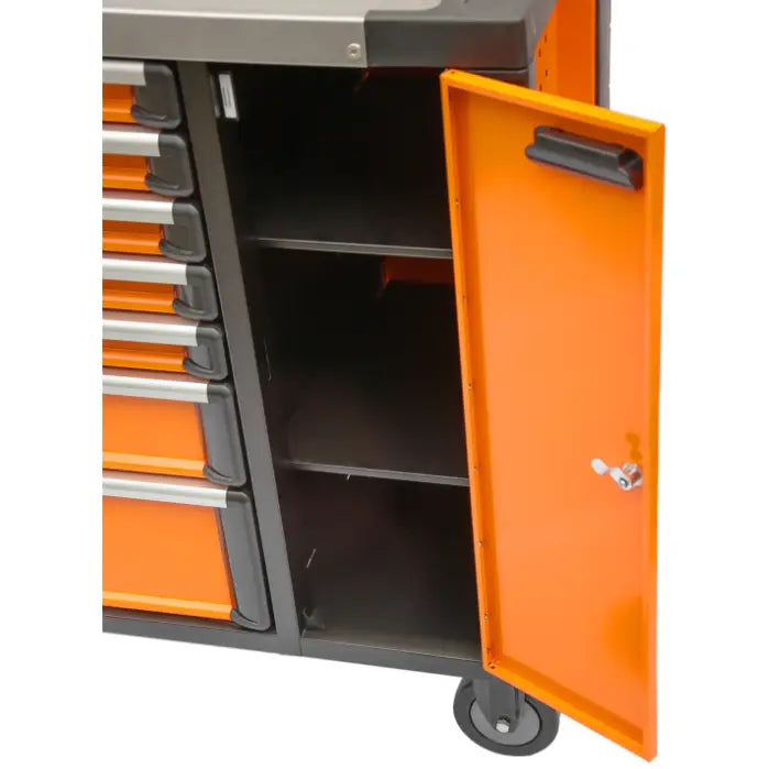 Verktøyskap Richmann vogn, oransje metallskap med åpen dør, to innvendige hyller og hjul i front.
