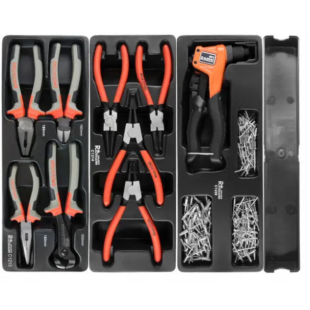 Sort plastbrett med avbitertang, kombinasjonstang, popnagletang og nagler med oransje og grå håndtak.