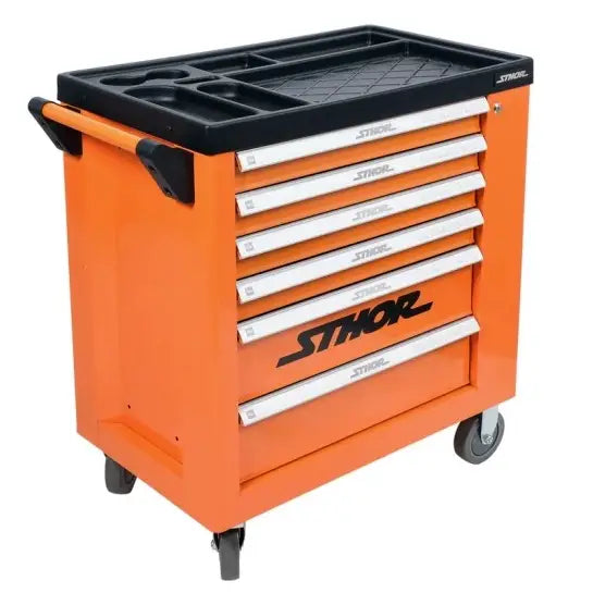 Verktøyskap Sthor i oransje metall med seks sølvskuffer og hjul, skråvisning av sort topplate med rom.