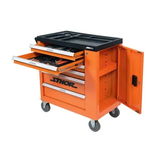 Verktøyskap Sthor med seks åpne skuffer fylt med verktøy, oransje vogn sett fra siden med hjul og sort topp.