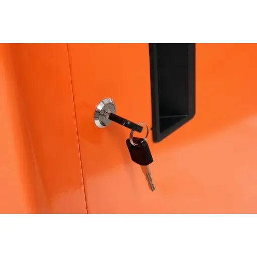 Verktøyskap Sthor, nærbilde av sort nøkkel i sølvfarget lås på oransje skuff med svart håndtak bak.
