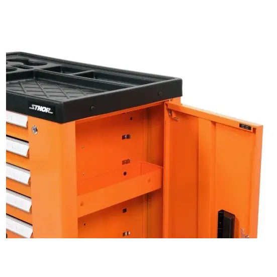 Verktøyskap Sthor med seks hvite skuffer, oransje skap og sort topplate, sett fra skrå vinkel.