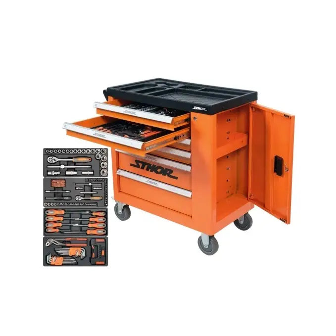 Verktøyskap Sthor, oransje vogn med åpne skuffer og sidedør, verktøysettet synlig ved siden av skapet.