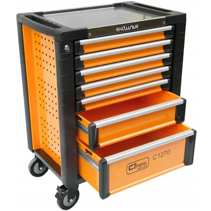 Oransje verktøyvogn i metall med syv skuffer, to åpne, sett fra skrå vinkel med hjul og sorte hjørner.