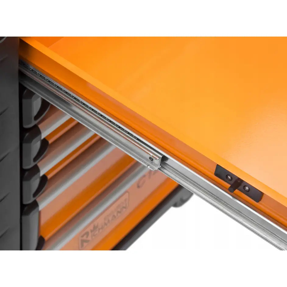 Verktøyskap Vogn Corona, detalj av oransje metallskuff med sølvglideskinner og flere skuffer bak.