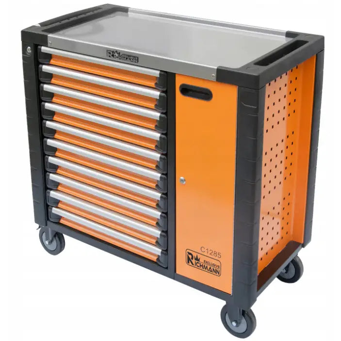Verktøyskap vogn i oransje og svart metall med flere skuffer, sidedør og fire hjul for mobilitet.