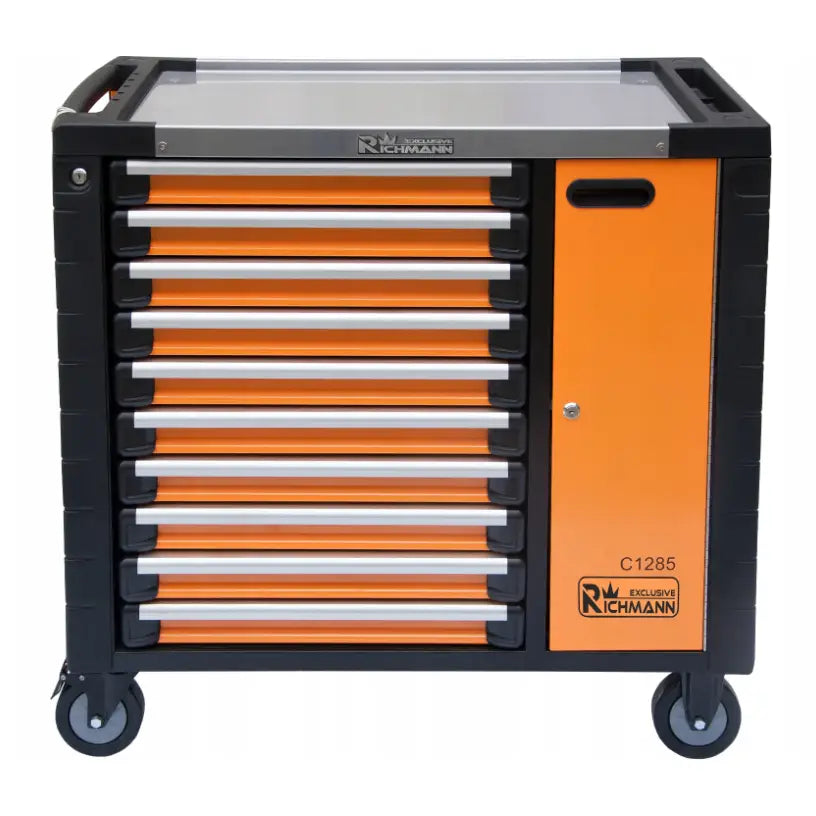 Verktøyvogn i oransje og svart metall med åtte skuffer, sideskap og hjul, sett rett forfra.