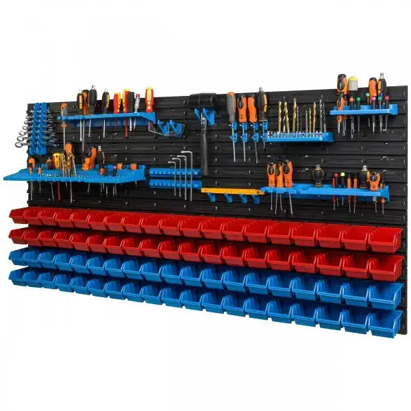 Verktøytavle med blå hyller, røde og blå bokser og sort ramme, sett forfra med organisert verktøy.