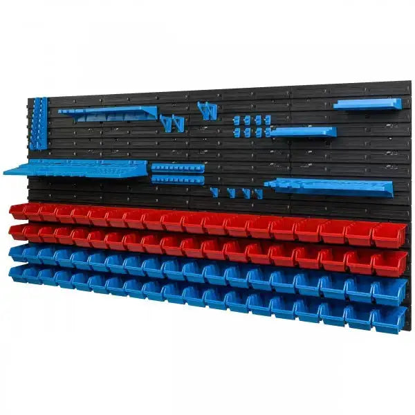 Verktøytavle med røde og blå plastbokser, hyller og holdere, sort panel vist rett forfra.