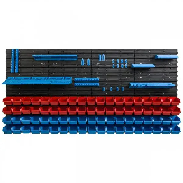 Verktøytavle 154x78 cm, frontbilde med røde og blå plastkasser, blå holdere og hyller i ulike størrelser.