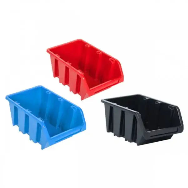 Stablebare oppbevaringsbokser i plast, rød, blå og svart, sett skrått med åpning foran.