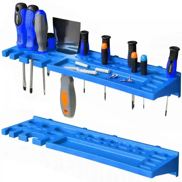 Verktøytavle 154x78 cm, blå plast med skrutrekkere og smådeler, sett skrått mot hvit bakgrunn.