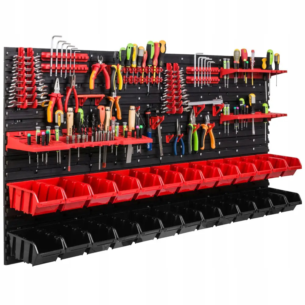 Verktøytavle med røde og svarte bokser, fylt med håndverktøy, sett skrått mot vegg i organisert system.
