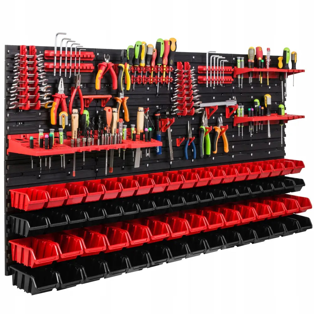 Verktøytavle med 68 røde og sorte bokser, fullt utstyrt med verktøy, vist fra skrå vinkel.