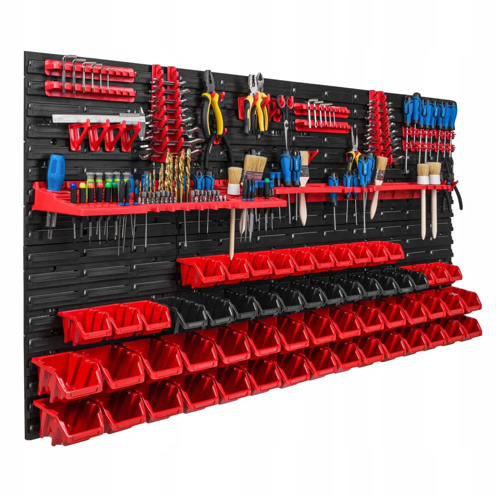 Verktøytavle med røde og svarte bokser, hyller og organiserte verktøy, sett fra skrå vinkel i garasje.