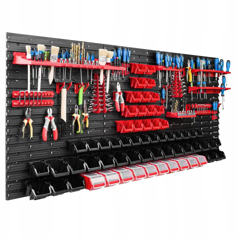Verktøytavle i sort og rød plast, skråvisning med kroker, bokser og hyller fylt med håndverktøy.