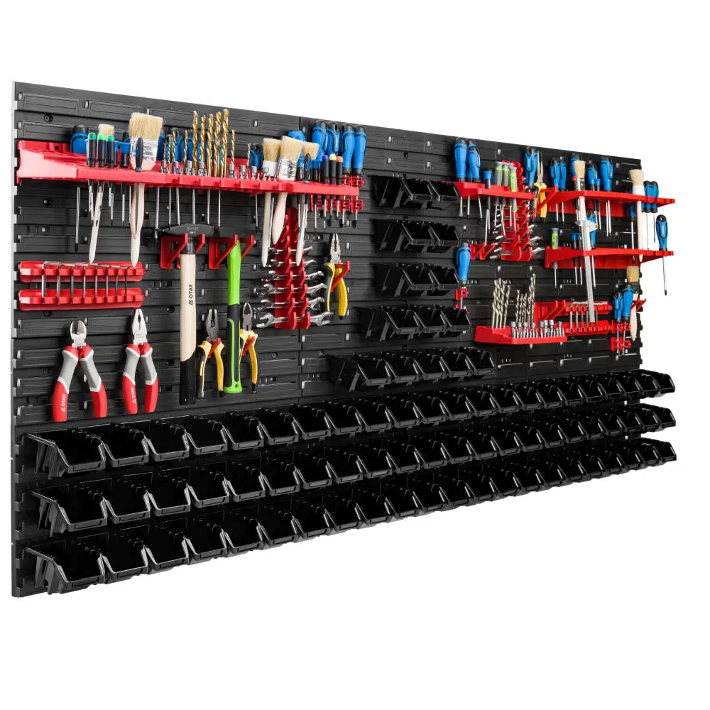 Verktøytavle med svarte bokser og røde hyller, sett skrått med sortert verktøy og smådeler på plastveggen.