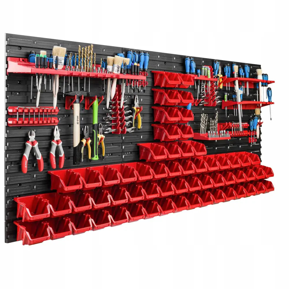 Verktøytavle i svart plast med røde bokser og hyller, montert med håndverktøy og sorteringssystemer.