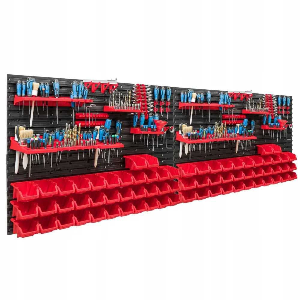 Verktøytavle med svarte paneler, røde hyller og bokser, fylt med verktøy, sett skrått fra høyre.