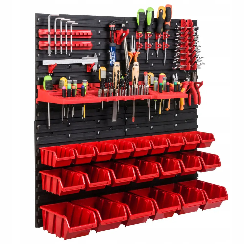 Verktøytavle med røde bokser, frontvisning fylt med håndverktøy, bits og sort plasttavle på vegg.