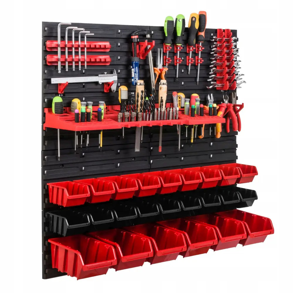 Verktøytavle med 24 røde og svarte bokser, fylt med verktøy, sett forfra med hyller og kroker organisert.