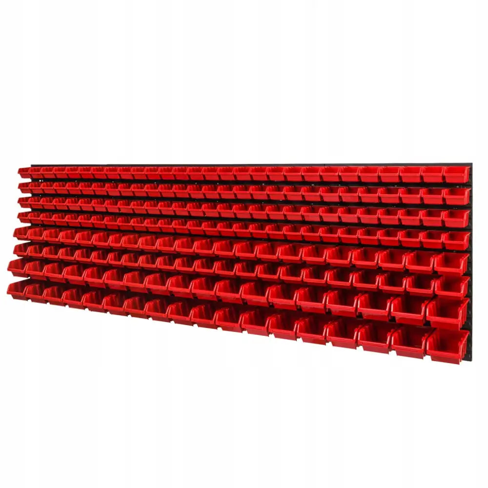 Verktøytavle for garasje med 192 røde plastbokser, skrå forfra med fokus på lett tilgjengelig oppbevaring.