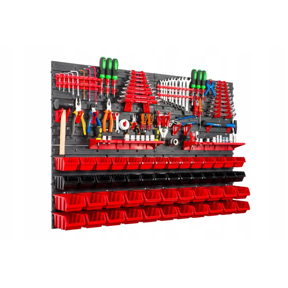Verktøytavle med 50 røde og svarte bokser, fylt med håndverktøy, sett skrått mot hvit bakgrunn.