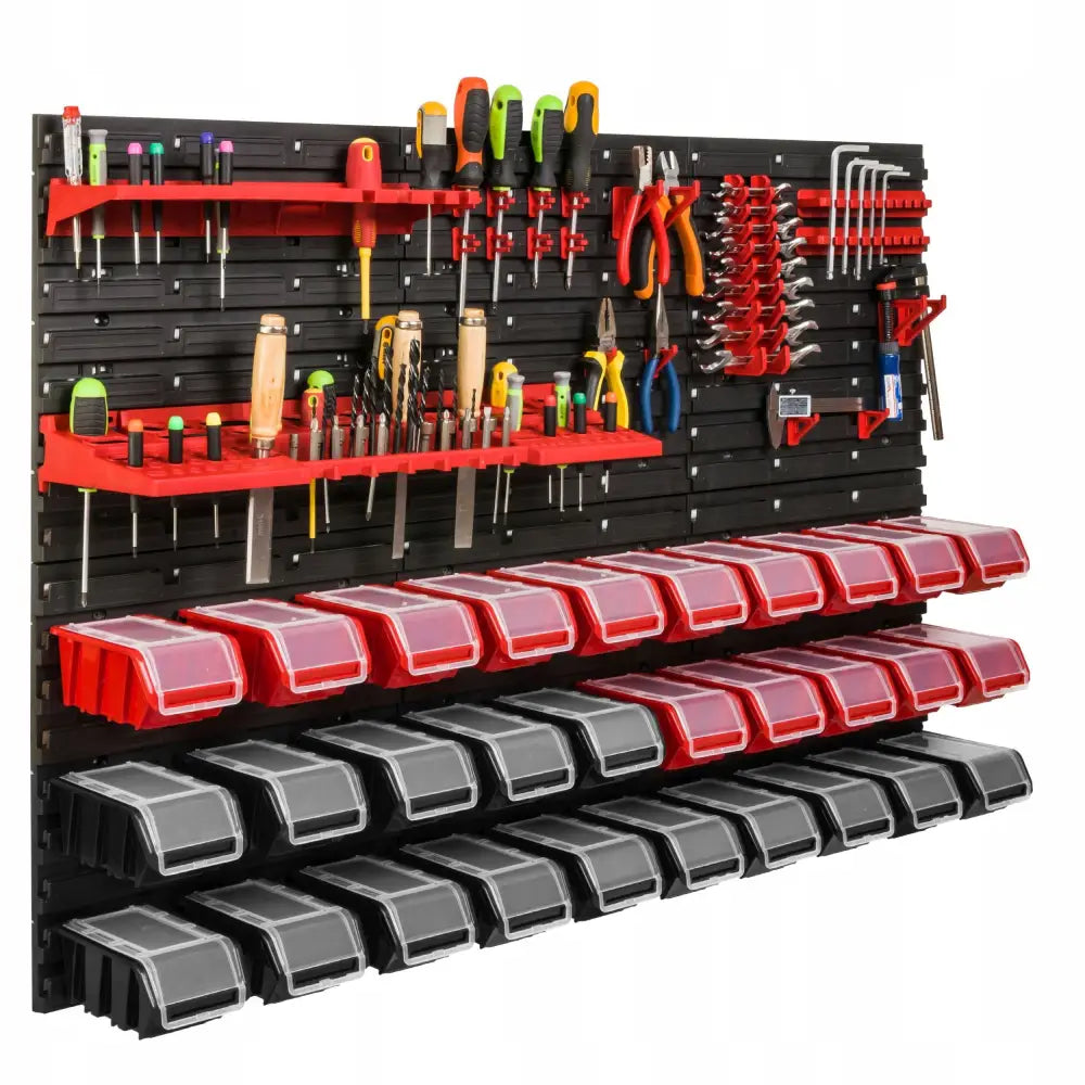 Verktøytavle for verksted med røde og grå bokser, kroker og håndverktøy sett fra skrå vinkel.