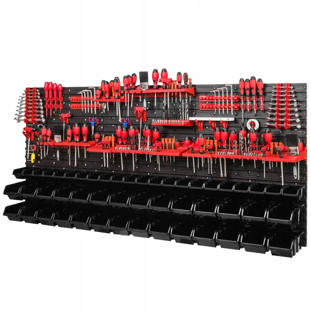 Verktøytavle for verksted, frontbilde med røde hyller, håndverktøy og sorte oppbevaringsbokser.