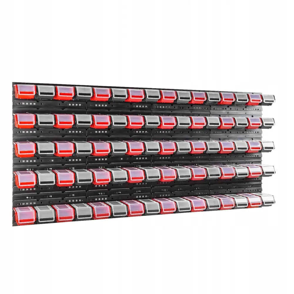 Verktøytavle for verksted, skråvisning med svarte og røde plastbokser, gjennomsiktige lokk gir innsyn i innholdet.