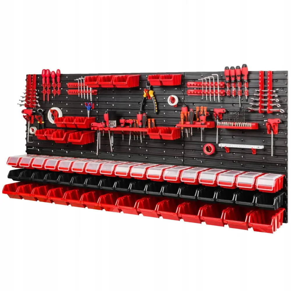 Verktøytavle med 62 røde beholdere og håndtak, fylt med sortert verktøy, frontvisning mot nøytral bakgrunn.