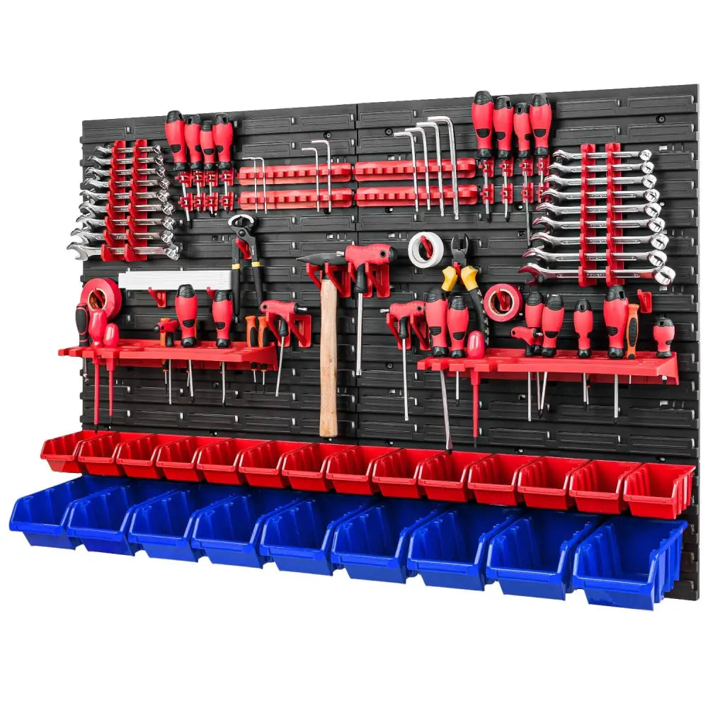 Verktøytavle med holdere og skuffer, fullt utstyrt med røde og svarte verktøy samt fargede oppbevaringsbokser.