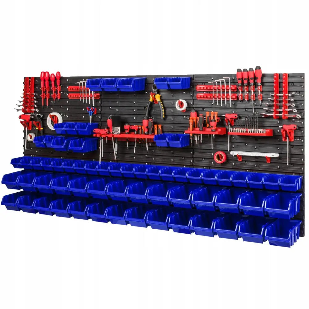 Verktøytavle med skuffer, sort panel med blå bokser og røde holdere, verktøy ryddig plassert foran.