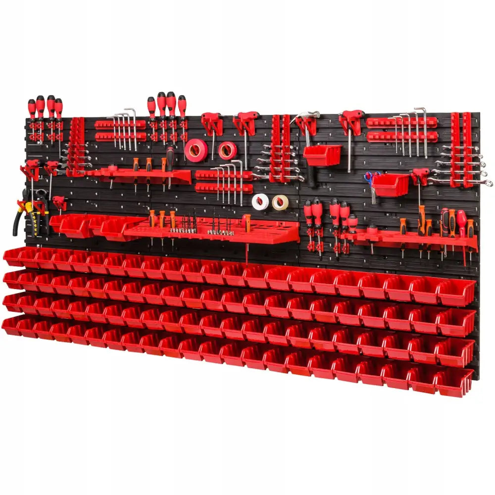 Verktøytavle veggpanel med røde plastbokser og håndverktøy organisert på svart plate, frontvisning.