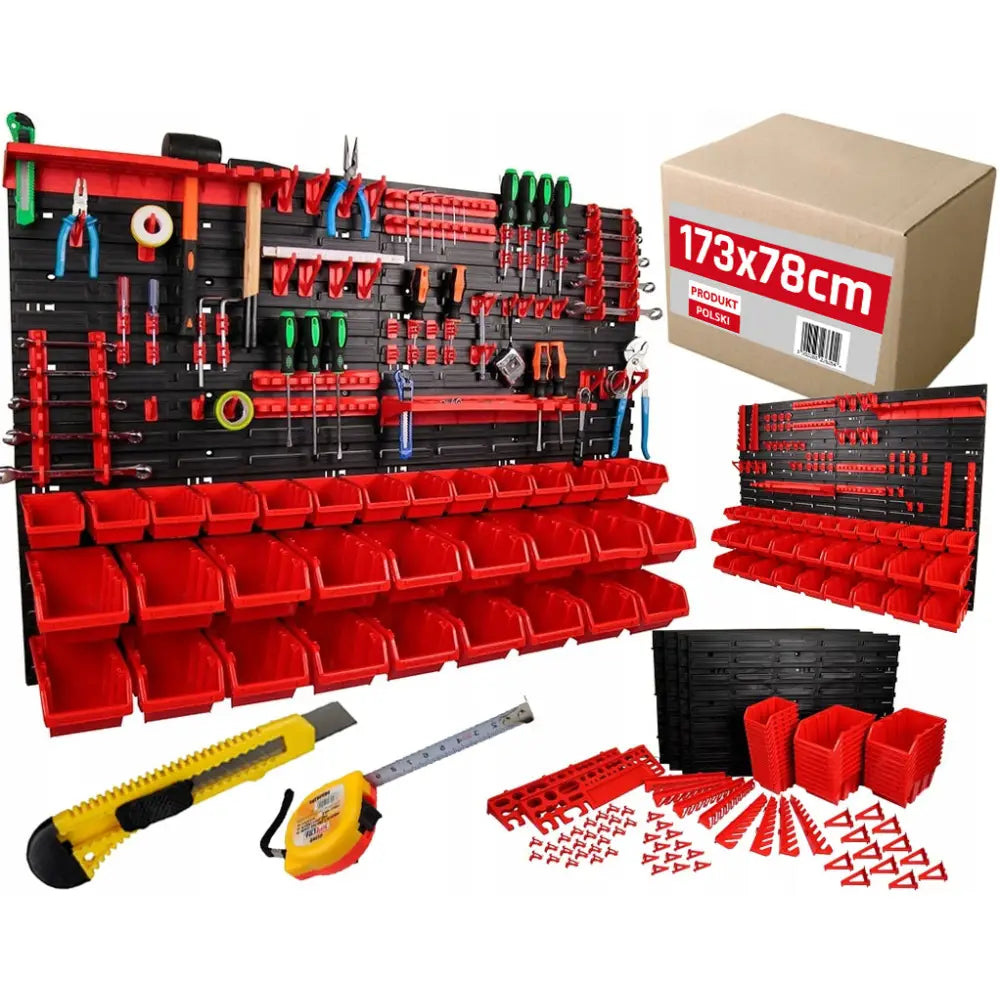 Verktøyvegg for garasje med 50 røde bokser, skråvisning med kroker og tilbehør plassert foran.