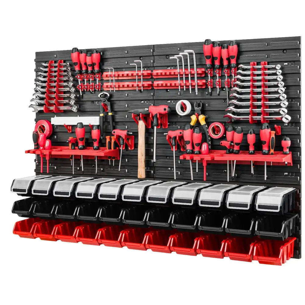 Verktøyvegg tavle med sort plast, røde og svarte kroker, verktøy og små bokser, sett forfra.