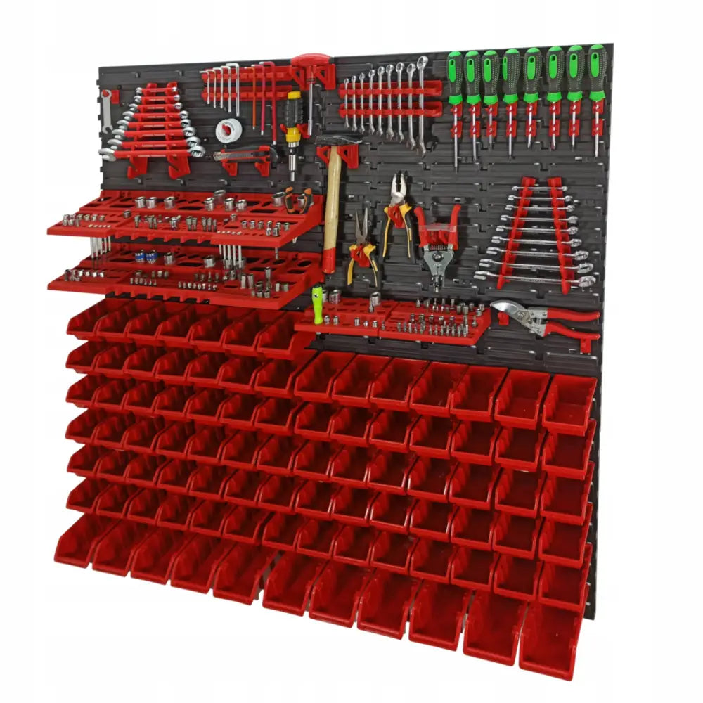 Verktøyvegg med svart plasttavle, 88 røde bokser og holdere, organiserer diverse verktøy og skruer.