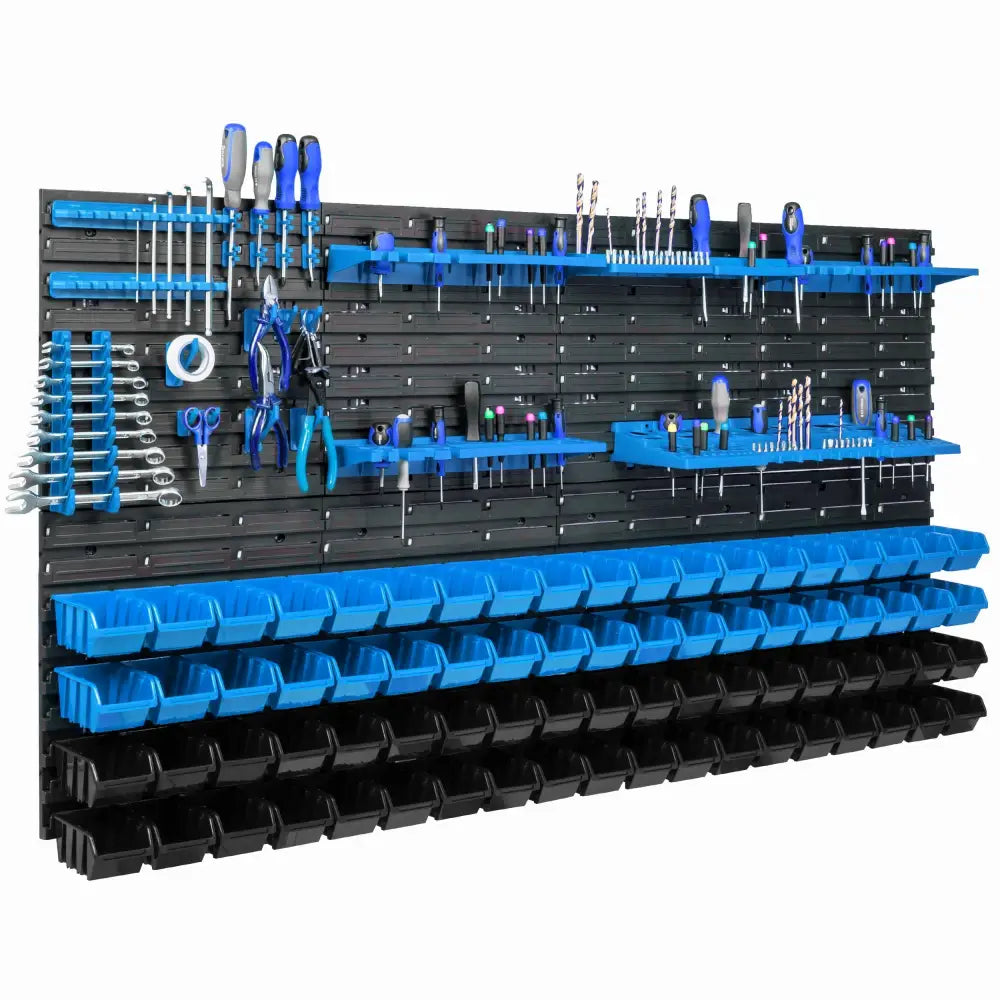 Verktøyvegg Tavle for garasje, frontbilde med 76 blå bokser fylt med verktøy og smådeler på svarte hyller.